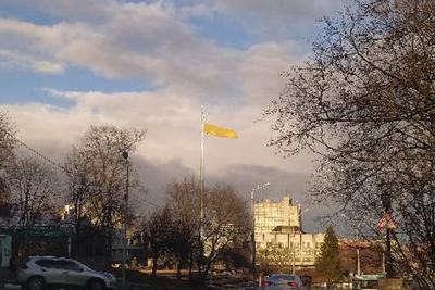 Знаки распада: самый большой флаг в украинских Сумах, освященный раскольниками, порвало ветром на куски (фото)