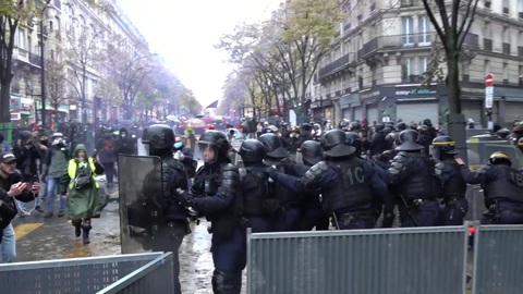 В Париже акция протеста антифашистов переросла в столкновения с полицией