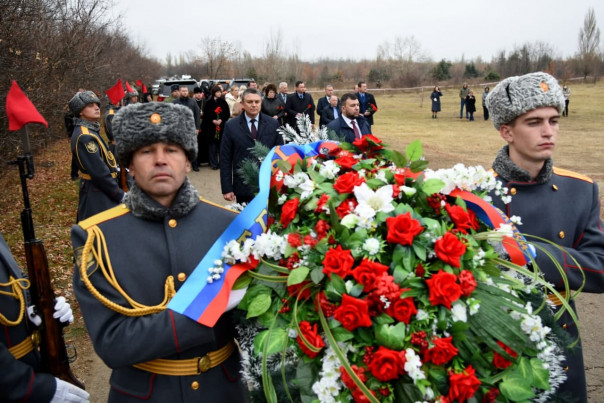 Главы республик Донбасса почтили память жертв украинской агрессии, и возложили венки к мемориальному комплексу «Не забудем, не простим!»