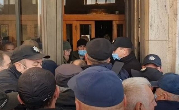 Бунт в Закарпатье: народ против ставленников Зеленского — Петрова и Тищенко