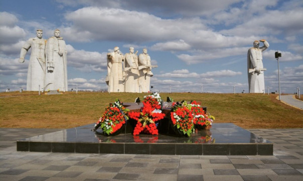 И в веках будут жить двадцать восемь самых храбрых твоих сынов...