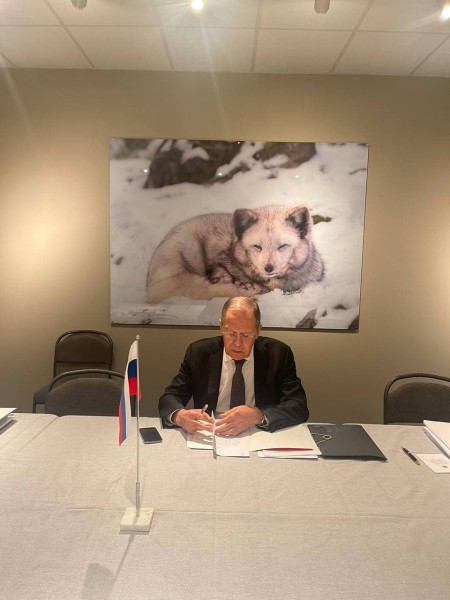 Фото дня. Переговорная комната Сергея Лаврова с многозначительным фото