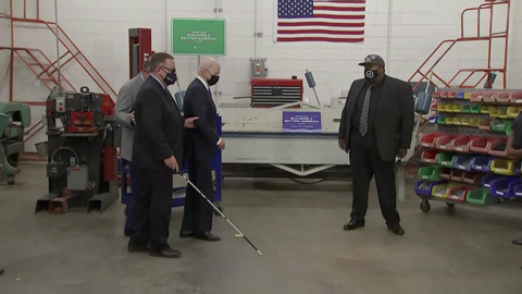 Байден потерялся, а Клинтон зачитала победную речь