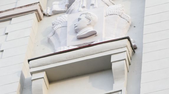 «Восстановление исторического облика здания». На стене Дома офицеров ЦВО в Екатеринбурге установлен барельеф Сталина