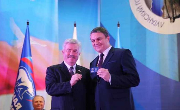 Пасечник и еще 114 жителей ЛНР первыми получили партбилеты «Единой России»