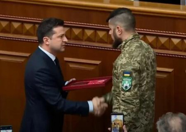 Радикал, шутивший о «кормежке собак костями русских», получил Героя Украины