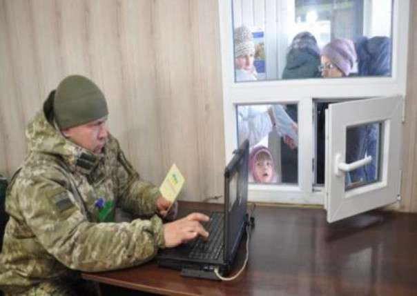 Пограничники на КПВВ передают граждан с паспортами ЛДНР Нацполиции