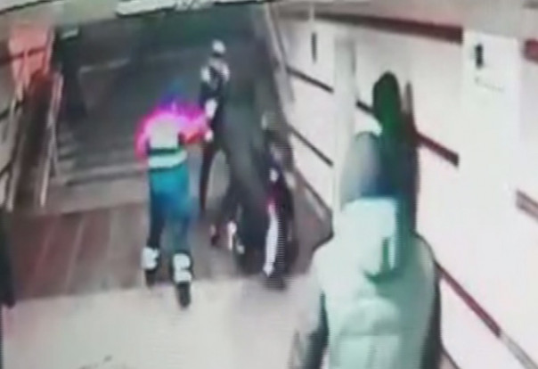 Мигранты снова жестоко избили парня в московском метро