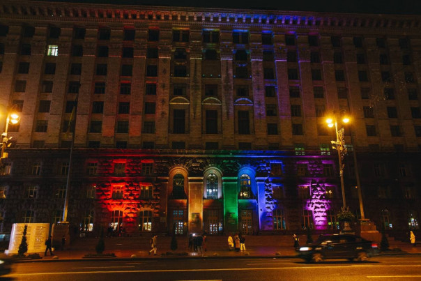 Киевская мэрия наконец-то окрасилась в правильные цвета.