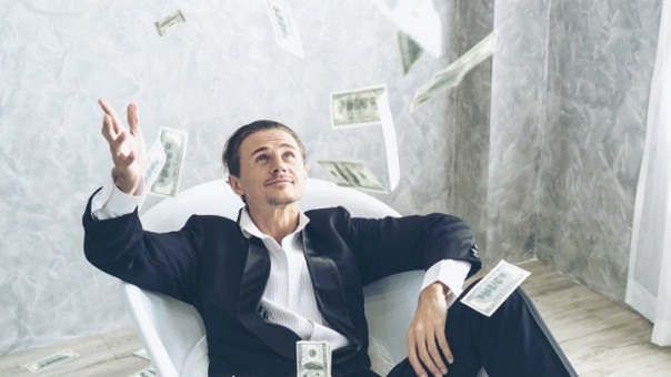 Всё меньше и меньше. Британия экономит на финансировании наших содомитов. Сергей Латышев