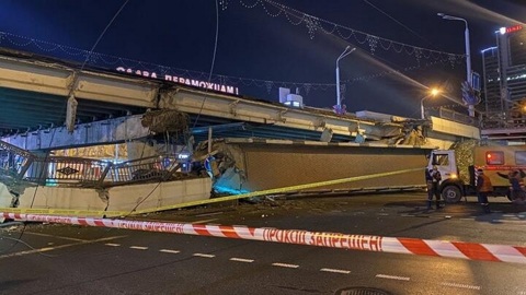 Пешеходный мост рухнул в центре Минска
