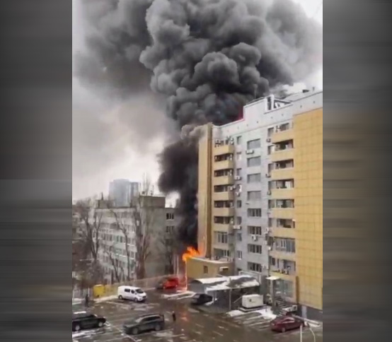 В Днепре горит центральный офис компании АТБ. Огонь распространился на все этажи.