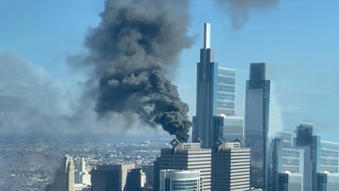 В деловом районе Филадельфии горит небоскрёб