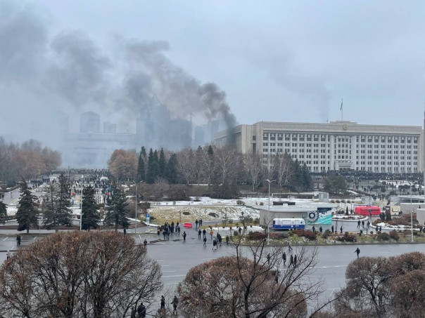 Протестующие ворвались в здание мэрии Алма-Аты. Бунтующие подожгли мэрию, прокуратуру и офис правящей партии "Нур Отан"