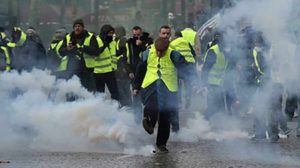 В Париже митинг противников ковид-ограничений разогнали дубинками и слезоточивым газом.