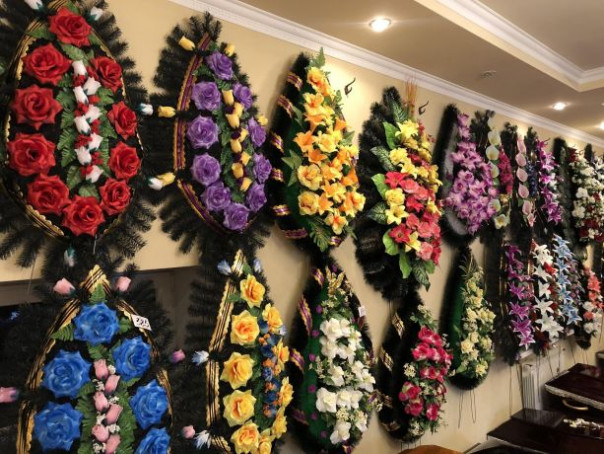 Живые цветы или искусственные венки: что выбрать?