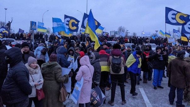 Порошенко прибыл на Украину. Около тысячи порохоботов ожидают его в аэропорту