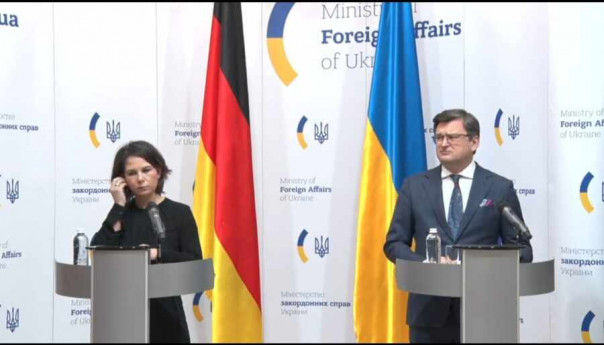 Челночная дипломатия фрау Бербок: имитация как основа западной политики... и лживая украинская кулебяка