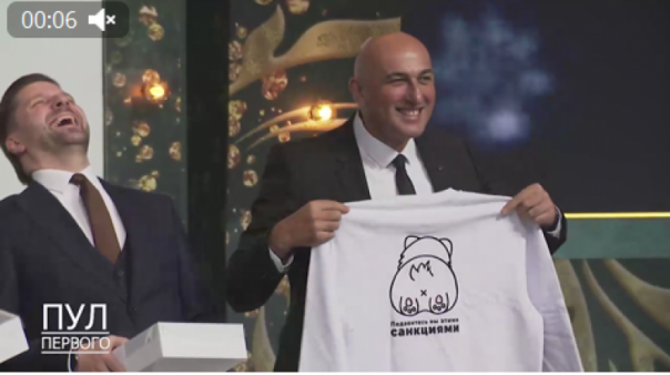 «Подавитесь вы этими санкциями!». Лукашенко одарил прессу экипировкой с изображением собачьего зада