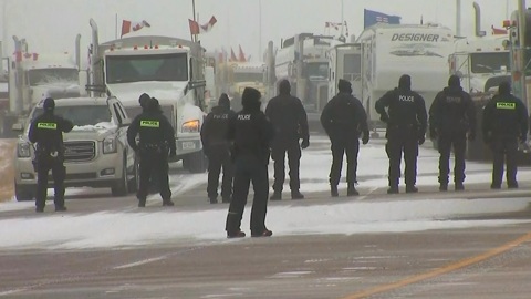 Протестующих дальнобойщиков в Оттаве признали вне закона