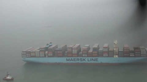 В немецкой реке застрял гигантский контейнеровоз