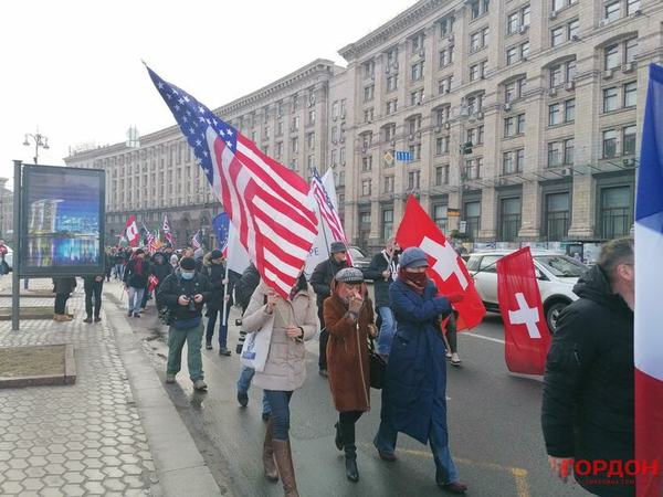 "Слава нации – смерть врагам!" Иностранцы в Киеве устроили шоу в поддержку страдающих от "агрессии" украинцев "весь мир с нами"
