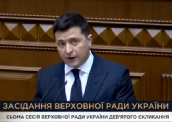 Зеленский, выступая в Раде, подписал указ об укреплении обороноспособности Украины