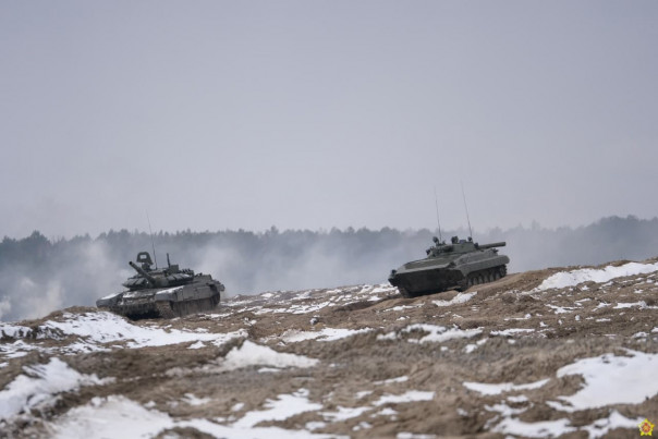 Российские военные показали "танковую карусель" на учениях в Бресте