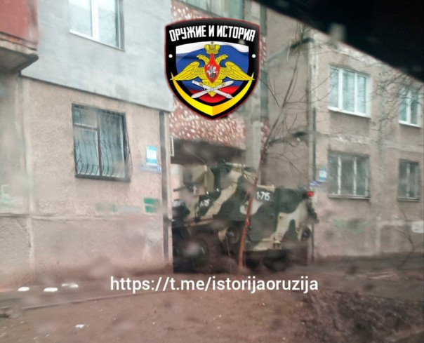 Военная техника путчистов прячется в жилом доме Мариуполя.