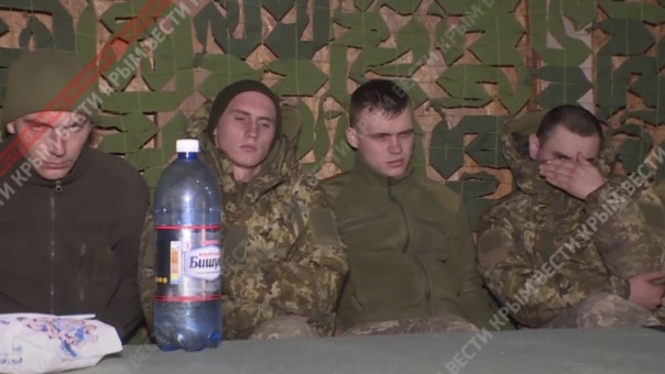 В Минобороны заявили о сдавшихся украинских военных на острове Змеиный | Кадры добровольной сдачи оружия украинскими военнослужащими в ДНР