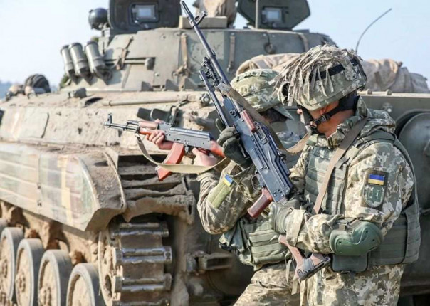 Бои в Киеве и мечущаяся по улицам военная техника: кадры из столицы Украины | В Житомирской области уничтожен склад боеприпасов