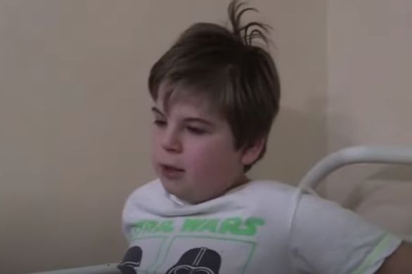 10-летний мальчик Кирилл, раненый сегодня в центре Донецка: «Я в таких случаях куда-то бегу»!