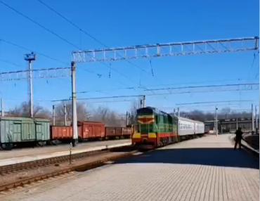 Первый за восемь лет пассажирский поезд из Старобельска прибыл на железнодорожных вокзал Луганска