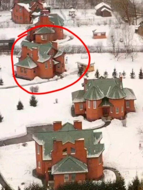 Однако, патриоты: командующий ООС Сергей Наев прикупил дом на Рублёвке, а владелец недвижимости в РФ олигарх Герега перевёз к «агрессору» свою семью