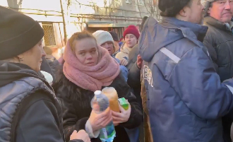 В очереди за российской гуманитаркой замечена та самая "роженица из разбомбленного мариупольского роддома"