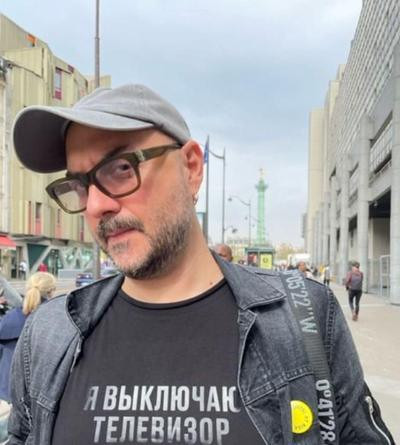 Прекрасная новость в трудные времена: режиссер Серебренников уехал из России в Париж