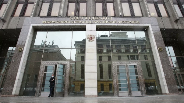 Совфед одобрил закон о взыскании "незаконных" средств чиновников в банках