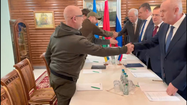 Члены делегаций России и Украины пожали руки перед началом переговоров