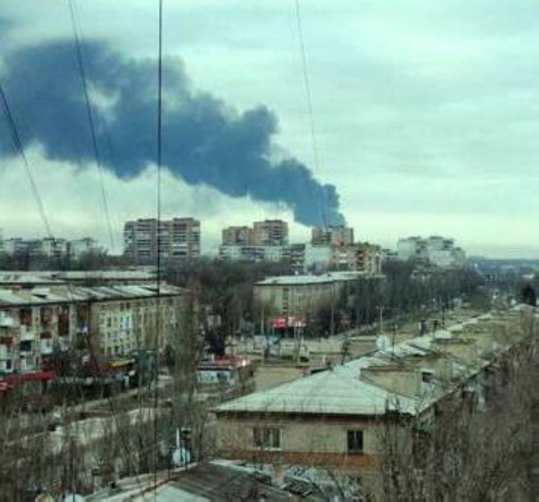 Укрофашисты нанесли ракетный удар "Точкой-У" по Луганску, горит нефтебаза