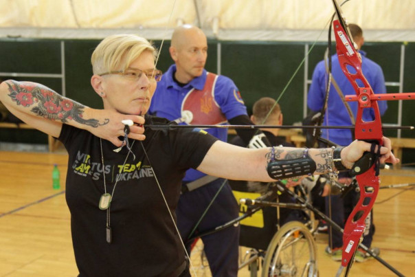 Наглухо отбитая нацистка попала в плен в Мариуполе... Плен или две берёзы?!