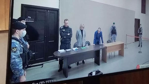 Суд приговорил Навального к девяти годам колонии строгого режима
