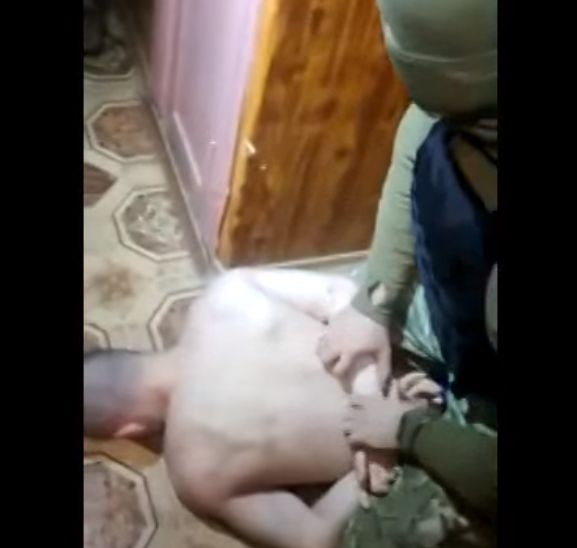 В Севастополе задержали мужчин, которые прокалывали колеса автомобилей с буквой Z | Спецназ "Гром" в гостях у неонацистов оперативная съёмка