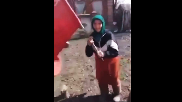 Появилось видео глумления солдат ВСУ над стариками, ожидающими российские войска