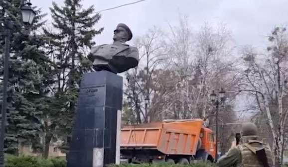 В Харькове бандеровсие выродки снесли памятник маршалу Советского Союза Георгию Жукову.