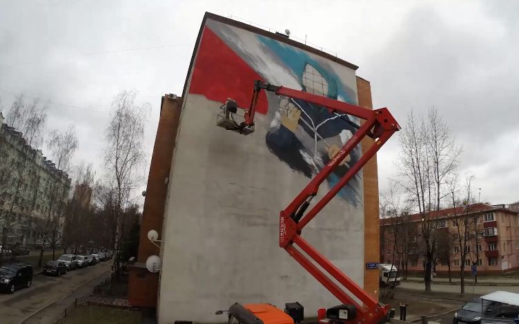 Процесс создания граффити с бабушкой с красным флагом в Реутово » E ...