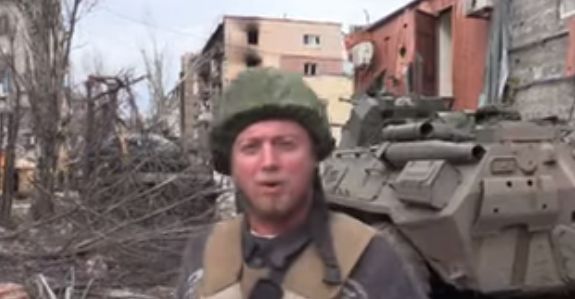 Российские солдаты ведут бой, при доставке гуманитарной помощи в Мариуполе