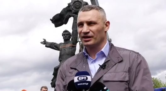 В Киеве завершили демонтаж скульптуры рабочих у Арки дружбы народов