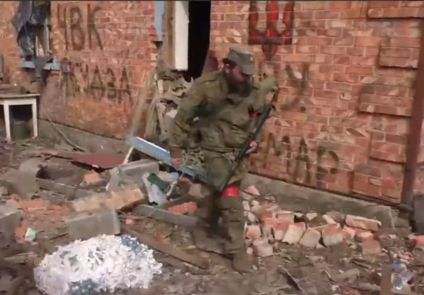 В Марьинке деморализованные ВСУ бегут переодеваясь в гражданскую одежду