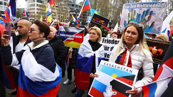 Жители Франкфурта вышли с триколорами на митинг против русофобии