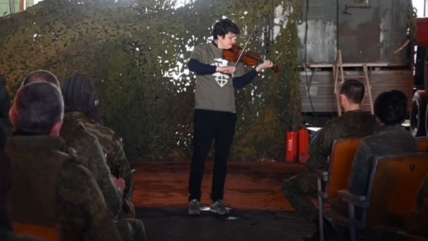 Один из лучших скрипачей мира выступил перед бойцами ДНР